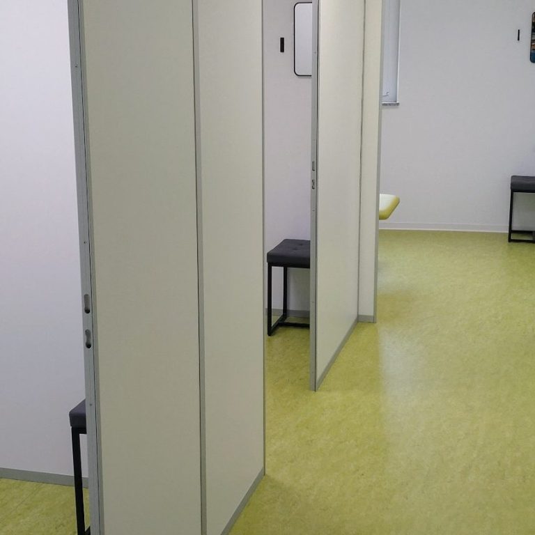 In dem Behandlungsraum der Physiotherapie Praxis in Schorndorf kann die Schlingentisch Therapie oder auch Extension durchgeführt werden. In Physiocare-Schorndorf wird diese Therapie in Kombination mit Manueller Therapie oder Krankengymnastik angeboten. Physiotherapie Praxis in Schorndorf Physiocare-Pflaumer Behandlungsraum