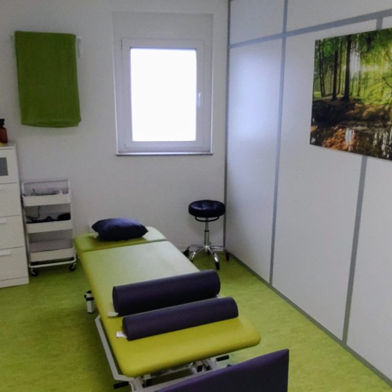 In diesem Therapieraum wird Physiotherapie angewendet. Es wird gerne eine Wärmetherapie oder Fangopackung in Kombination mit Manueller Therapie oder CMD Kiefergelenkstherapie durchgeführt. Therapieraum der Physiotherapie Praxis Physiocare-Pflaumer in Schorndorf