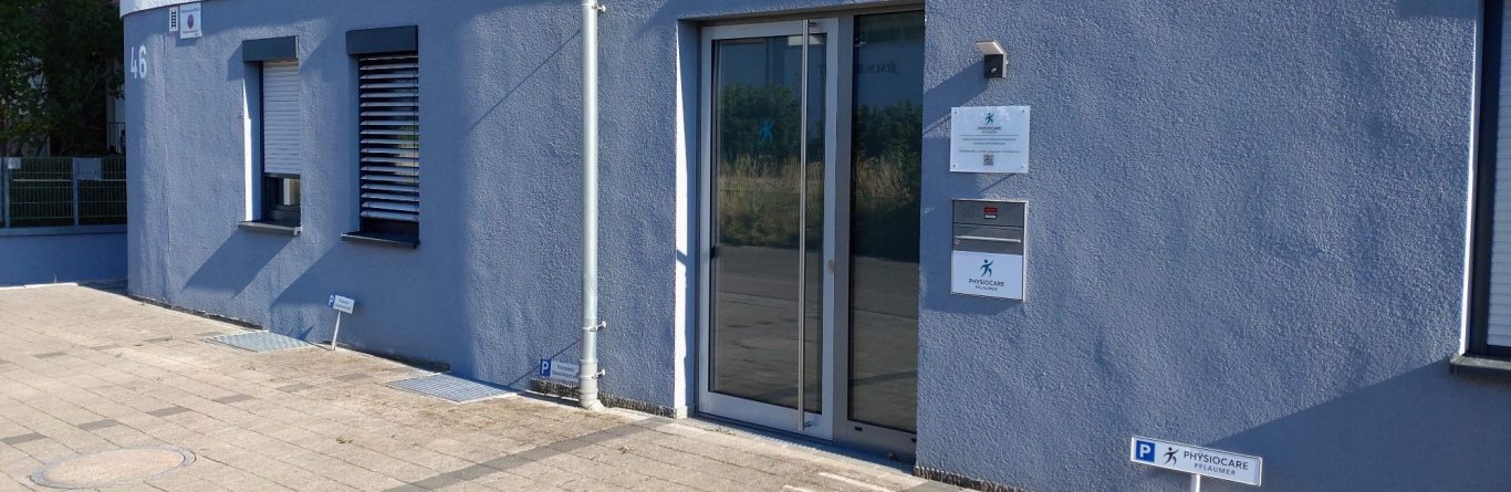 Das Bild zeigt einen Behandlungsraum der Physiotherapie Praxis Physiocare-Pflaumer in Schorndorf. Physiocare-Pflaumer in Schorndorf bietet sehr viele verschiedene Heilmittelanwendungen an. Unter anderem auch Manuelle Therapie und Krankengymnastik. In der Krankengymnastik gibt es verschiedene unterarten wie Beckenbodengymnastik und Atemther welche ebenfalls angeboten werden. Im Hintergrund des Bildes ist das Gerät zur Anwendung von Elektrotherapie und Ultraschalltherapie zu sehen.apie Physiotherapie Schorndorf